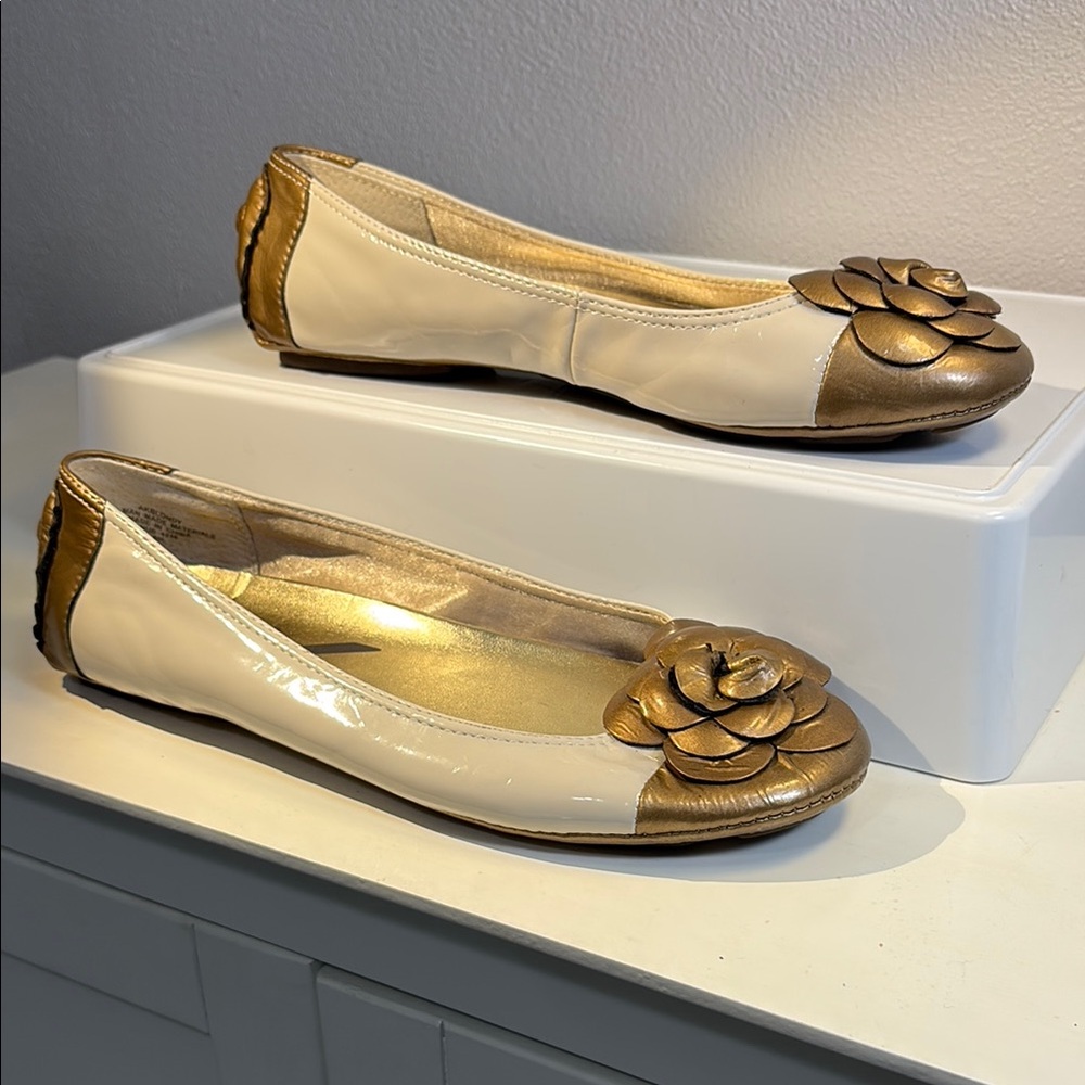 Anne Klein Sport Gold and Cream Leather Flats with Floral Embellishments sz 8.5M